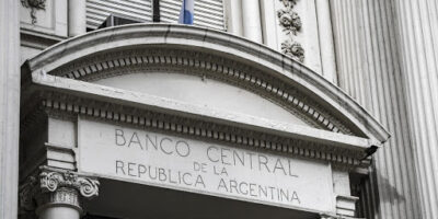 Argentina fecha acordo com credores para reestruturação de US$ 65 bilhões