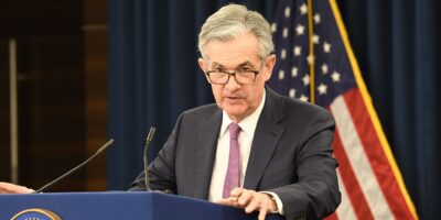 Fed não deve elevar juros mesmo com inflação acima da meta, diz Powell