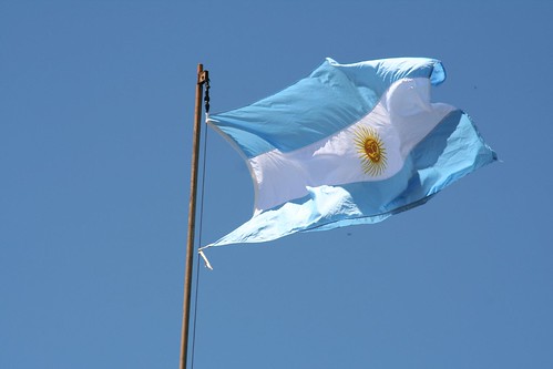 Argentina é acusada de desrespeitar regras da Organização Mundial do Comércio (OMC) e o acordo bilateral feito entre ambos, afirmando que algumas licenças automáticas demoraram mais que 90 dias para serem