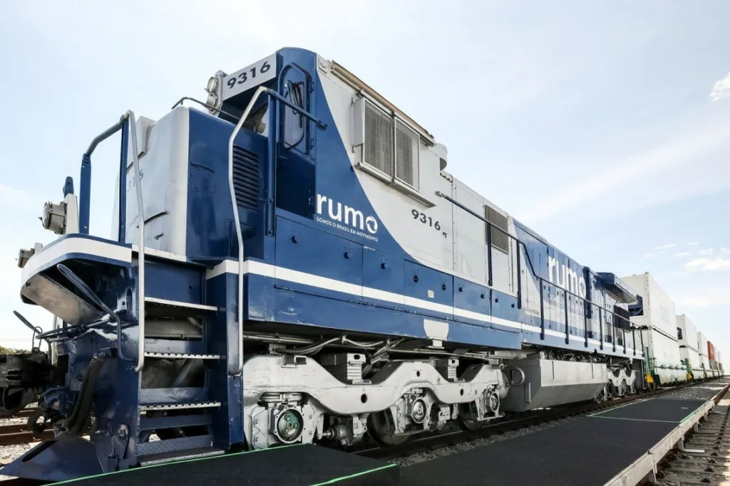 O banco Safra divulgou um relatório com suas perspectivas atualizadas para a Rumo (RAIL3), elevando o preço-alvo da empresa.