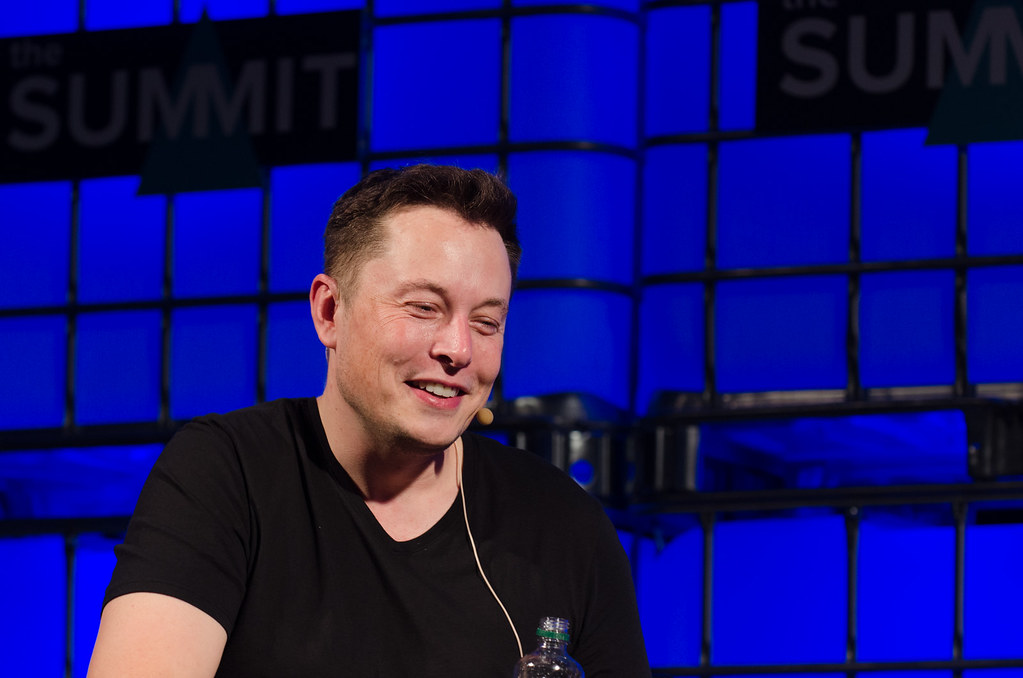 A Tesla, de Elon Musk, é considerada a montadora de carros mais valiosa do mundo.