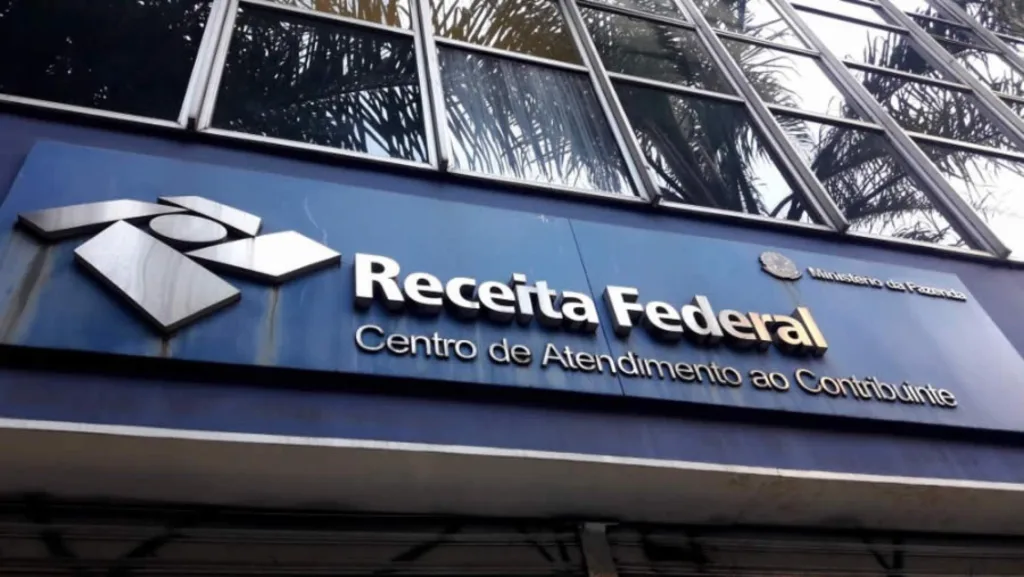 Para saber se teve a restituição do Imposto de Renda liberada, o trabalhador deve acessar o site oficial da Receita Federal.