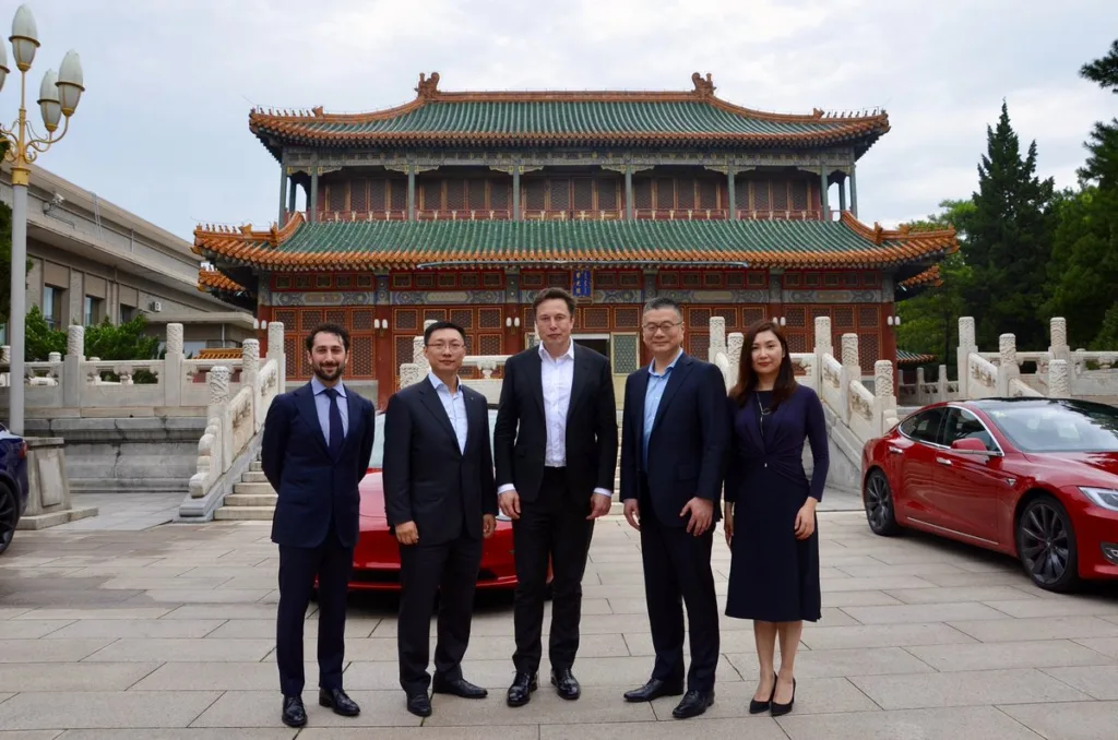 Elon Musk critica caráter 'privilegiado' dos EUA e elogia China