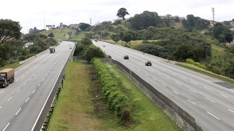 Fluxo de veículos em rodovias brasileiras deve se regularizar em 2024, diz Fitch