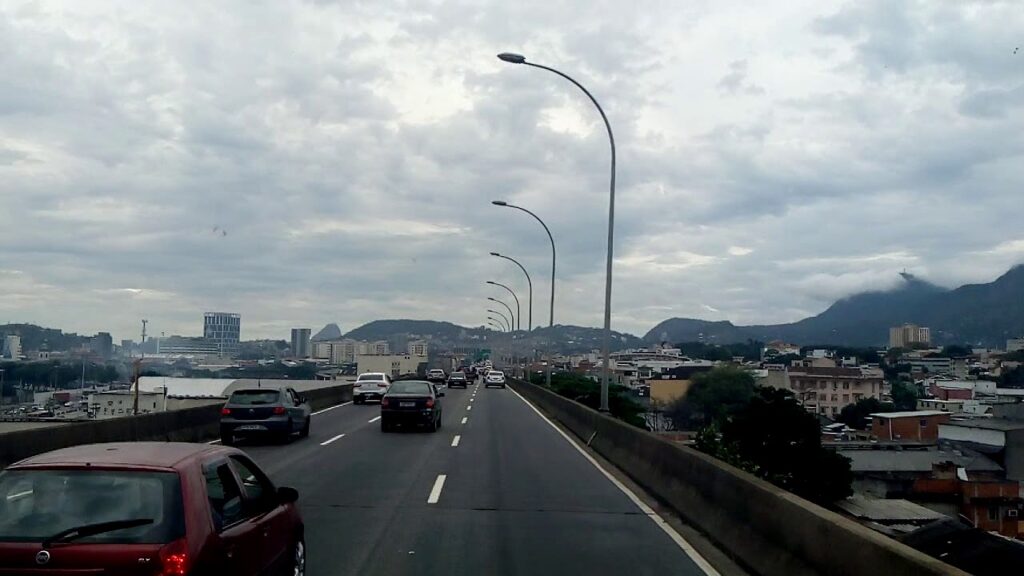Linha Vermelha, rodovia que liga a Via Dutra, Baixada Fluminense e cidade do Rio, pode ser privatizada pelo BNDES.