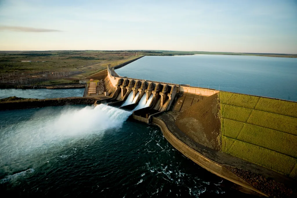 A AES frisou que sua estratégia é focada no crescimento e diversificação de portfólio por meio de projetos de fontes complementares à hídrica - Foto: Reprodução Facebook.