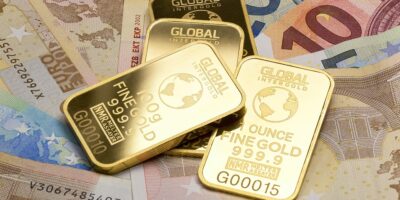 Ouro supera máxima histórica de US$ 2 mil com busca por segurança
