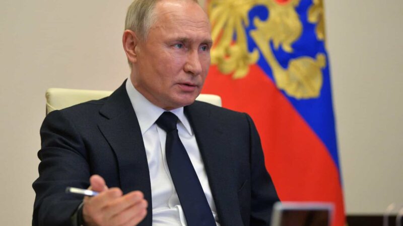 Putin sinaliza negociar com Ucrânia; bolsas em NY caem e petróleo sobe após Kiev desmentir