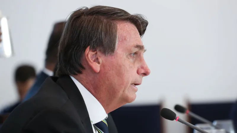 Bolsonaro vai determinar reversão da bandeira de escassez hídrica, que aumentou conta de luz