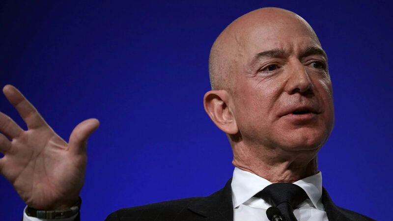 Funcionários da Amazon (AMZO34) criticam Jeff Bezos após viagem espacial