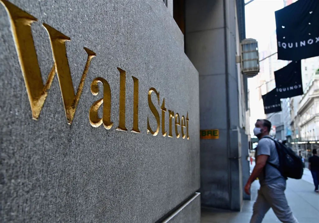 O Dow Jones Industrial Average opera em queda nesta segunda-feira (21), acentuando a baixa das últimas quatro semanas.