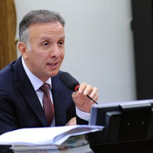 Ideia é apresentar texto da reforma tributária até fim do mês, diz relator