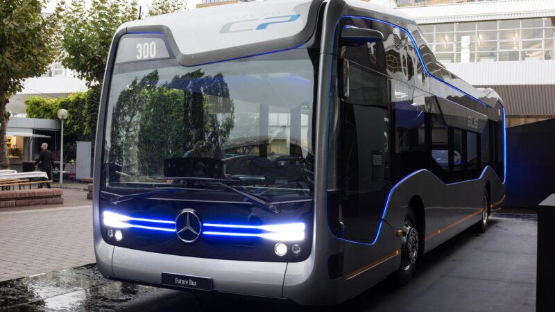 Mercedes lança nova linha de produção de ônibus no Brasil