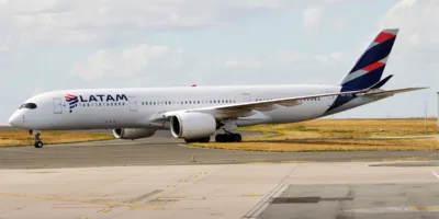 Azul (AZUL4) desiste de comprar Latam após plano de recuperação bilionário