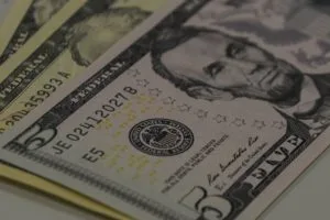 O dólar fechou hoje em seu menor patamar desde o dia 13 de agosto, quando a moeda americana encerrou em R$ 5,3666.