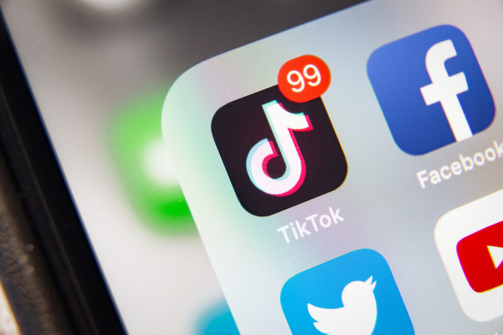 O download do popular app, TikTok pode ser proibido nos Estados Unidos a partir das 23h59 desse domingo (27).
