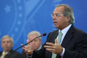 Aumento real do salário mínimo pode causar onda de demissões, diz Guedes