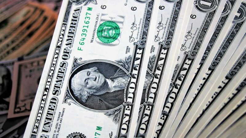 Dólar opera em leve queda de 0,07%, negociado R$ 5,3826