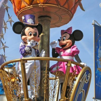 A Disney demitirá 28000 trabalhadores frente a incerteza sobre a reabertura da Disneylândia, na Califórnia.