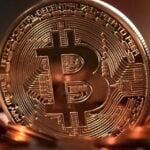 Criptomoedas: Bitcoin dispara e encosta na máxima desde agosto com aposta em corte de juros nos EUA
