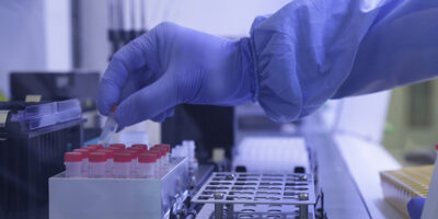 AstraZeneca e Oxford interrompem testes de vacina contra coronavírus