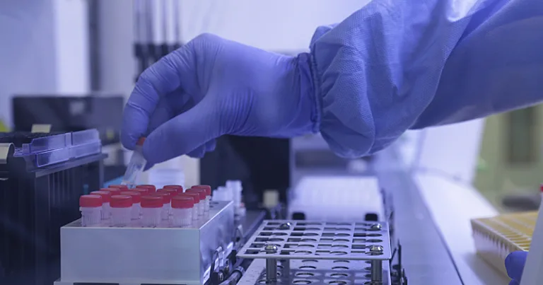 AstraZeneca e Oxford interrompem testes de vacina contra coronavírus