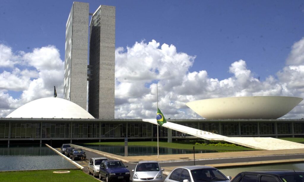 O governo estuda a inclusão dos principais conceitos do Renda Brasil no texto da Constituição por meio de uma PEC.