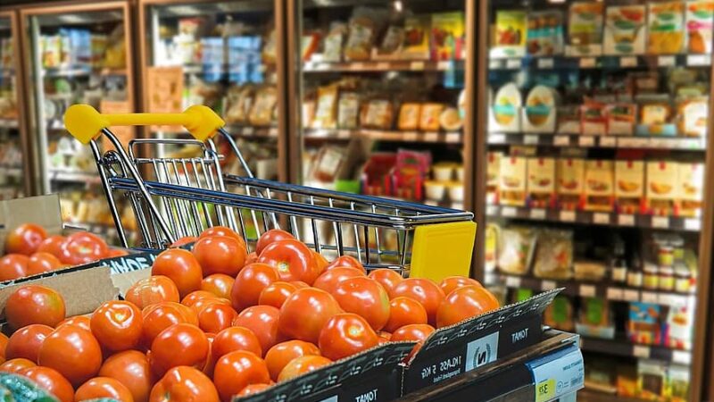 A Senacon notificou as redes de supermercados devido ao aumento dos preços de alimentos da cesta básica.