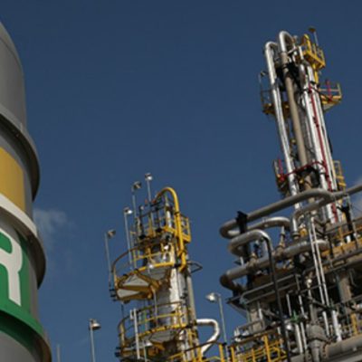 Os petroleiros protestam contra a venda de refinarias da Petrobras