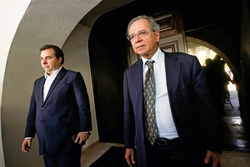 Após trocarem farpas em um conflito público, Rodrigo Maia, e o ministro da Economia, Paulo Guedes, fizeram as pazes na última segunda.
