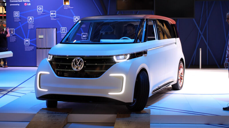 Automóveis elétricos vão conquistar ainda mais mercado, diz VP da Volkswagen
