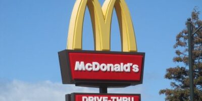 McDonald’s impulsiona vendas nos EUA com drive-throughs e Travis Scott
