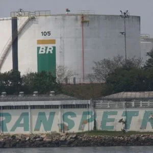 Petrobras (PETR4) divulga teaser de venda de 11 campos de produção