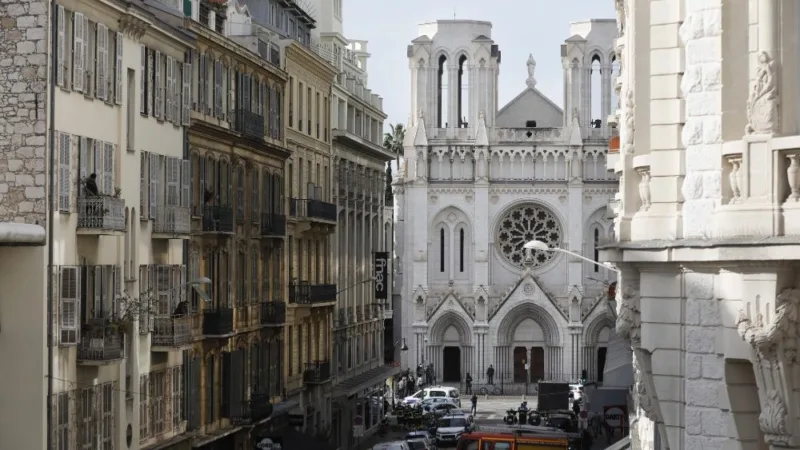 Atentado a faca na França deixa três mortos, incluindo brasileira