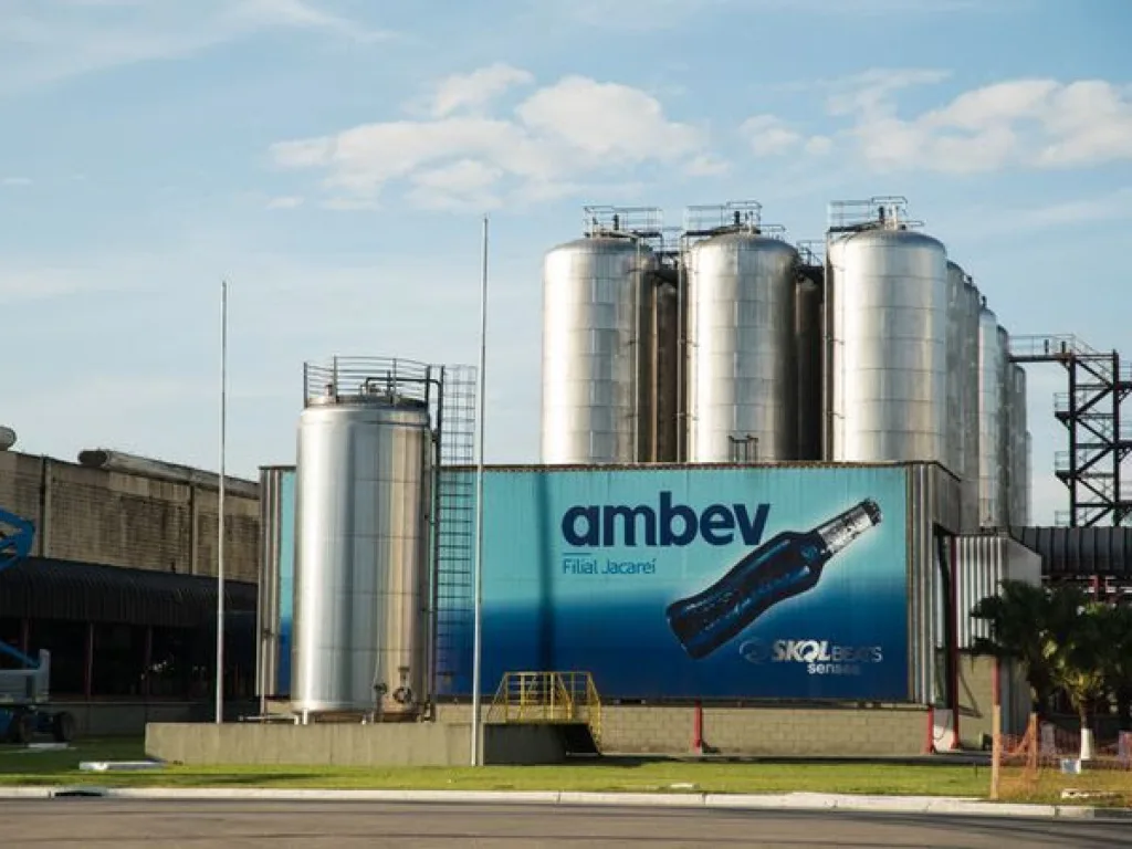 Por volta das 16h50, a ação da Ambev (ABEV3) apresentava alta de 3,59%, a R$ 13,28