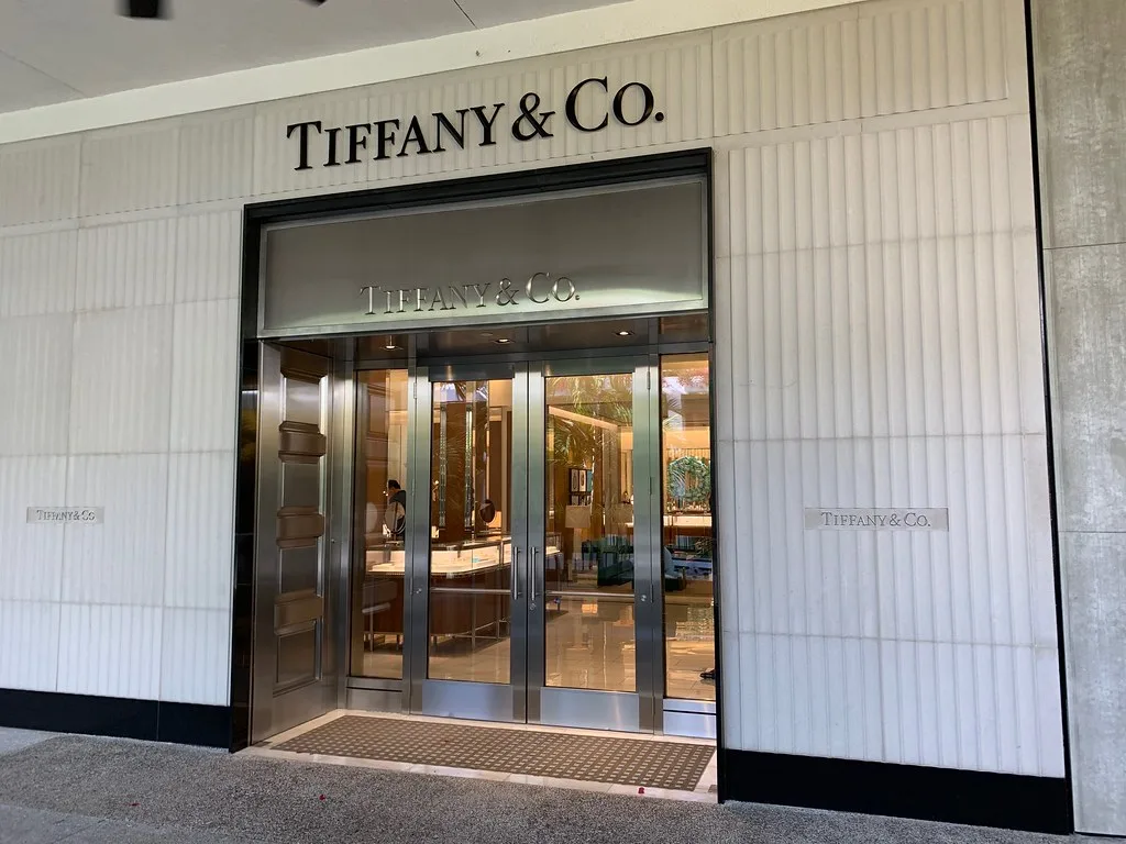 LVMH negocia pagar US$ 131,50 por ação pela Tiffany, contra US$ 135 do acordo anterior