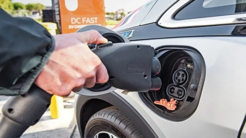 China planeja ter 50% dos carros com energia limpa até 2035