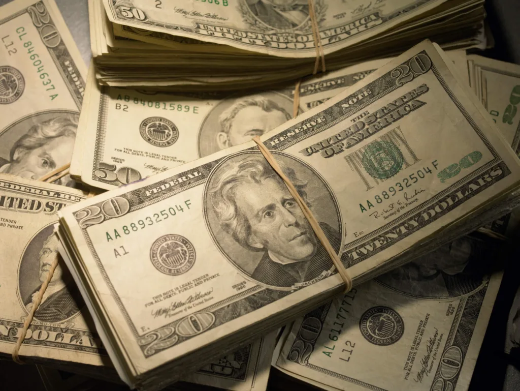 Na última sessão, segunda-feira (9), o dólar encerrou em queda de 0,04%, negociado a R$ 5,391.