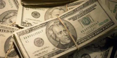 Dólar se aproxima de R$ 5,80; aéreas têm forte queda na B3
