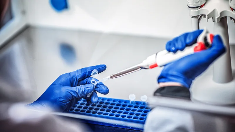 Vacina da AstraZeneca tem revisão acelerada no Reino Unido