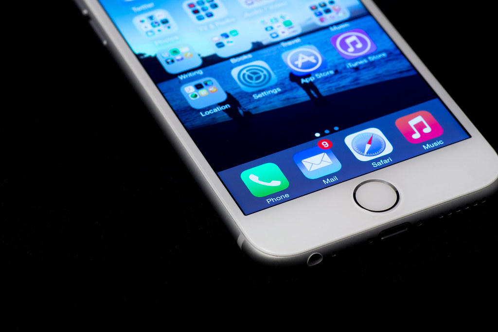 A Apple foi acusada de não ter sido transparente sobre os problemas de bateria do iPhone.