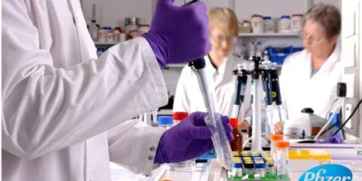 Reino Unido deve aprovar vacina da Pfizer em poucos dias