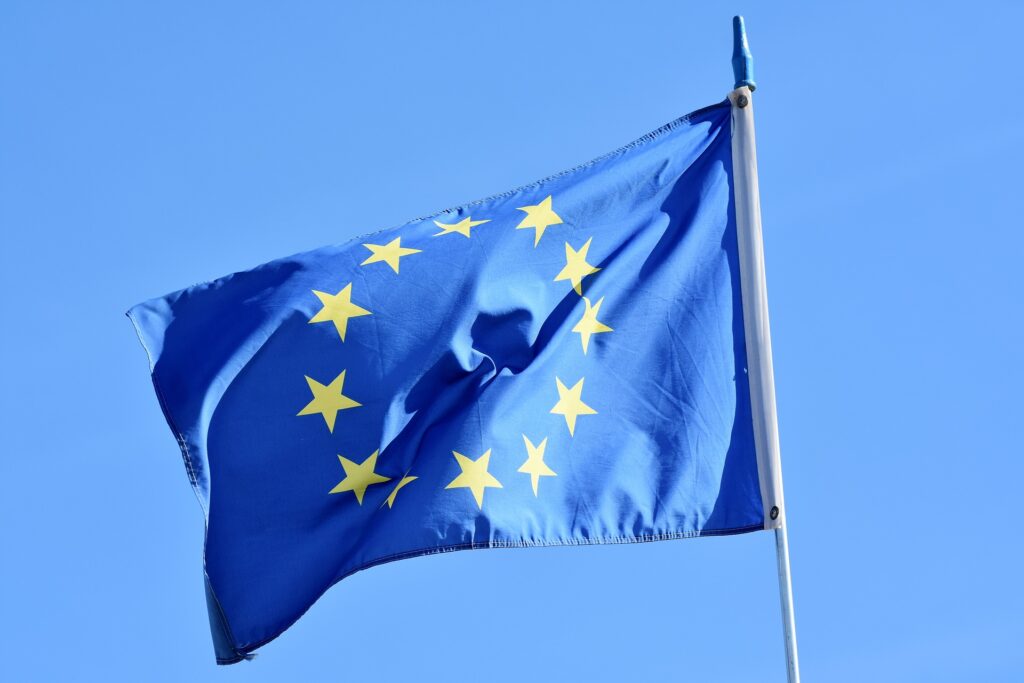 De acordo com a UE, o pacote de recuperação prevê o montante de 1,8 trilhão de euros