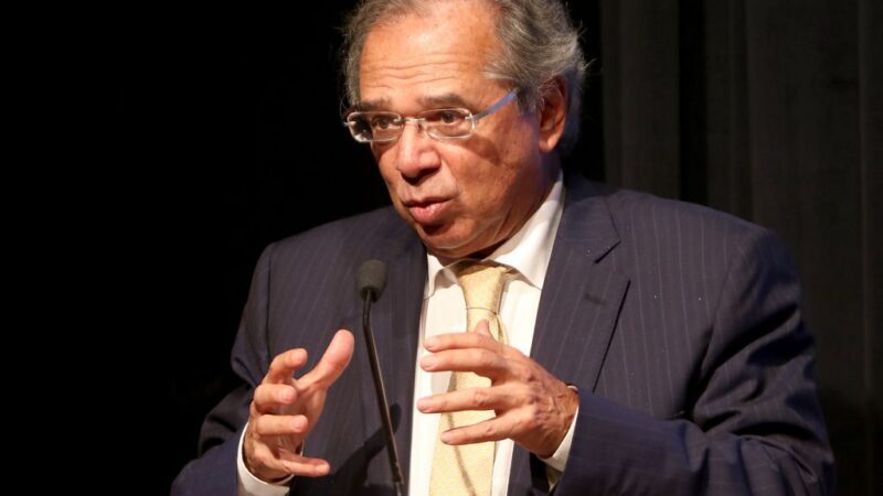 Pandemia da covid-19 está “cedendo” e economia voltando, diz Guedes