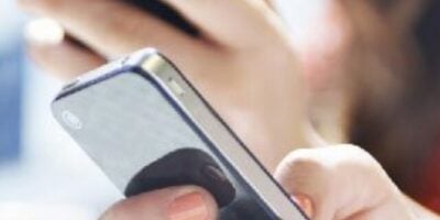 Escola cobra R$ 170 reais para "trancar" celular de alunos