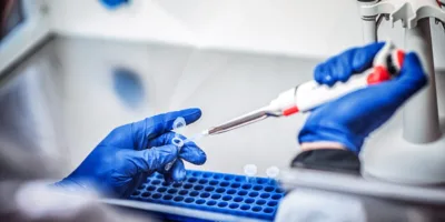 Reino Unido autoriza uso emergencial de vacina da Pfizer contra covid-19