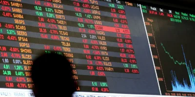 Ibovespa sobe e tem maior nível desde janeiro; dólar também sobe