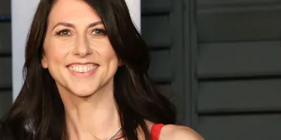 MacKenzie Scott, ex de Bezos, doa R$ 20 bi para caridade
