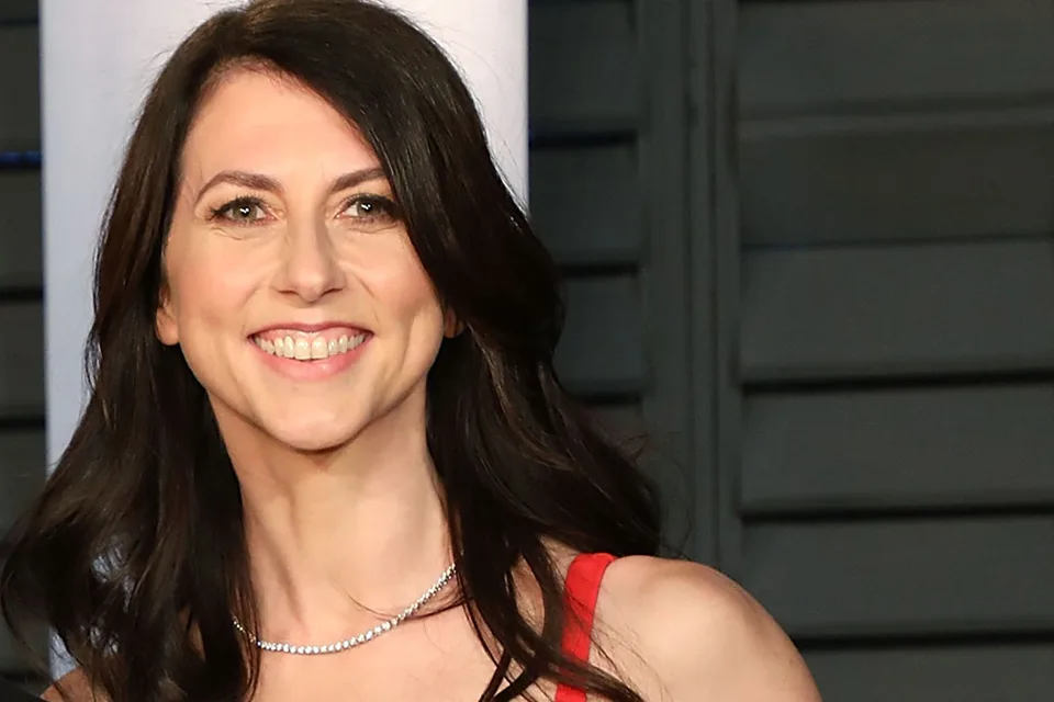 Mackenzie Scott, ex de Bezzos, doa US$ 4 bi para caridade