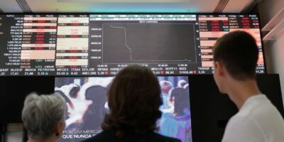 Ibovespa inicia a semana em alta de 0,2%, a 115 mil pontos